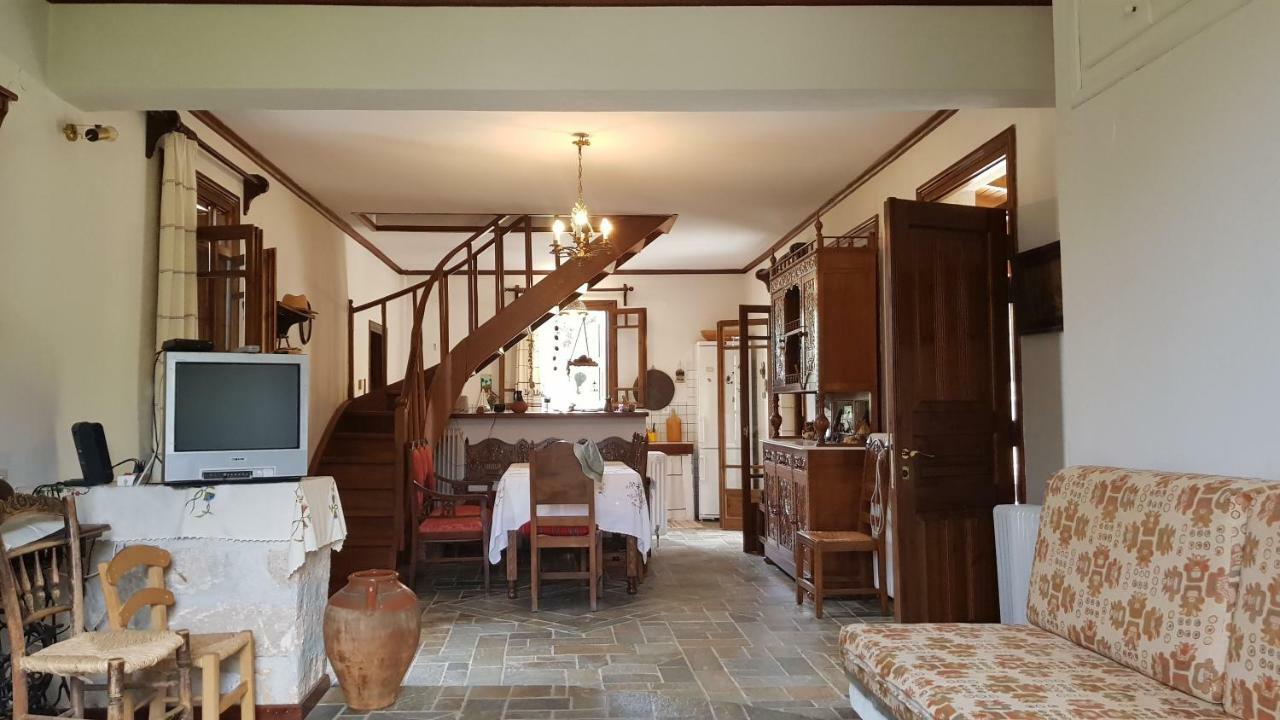 Ample Modern Country Home Nea Epidavros Extérieur photo